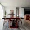 Mesa de madera maciza Tzalam con resina negra tipo río