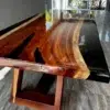 Mesa de madera maciza Tzalam con resina negra tipo río