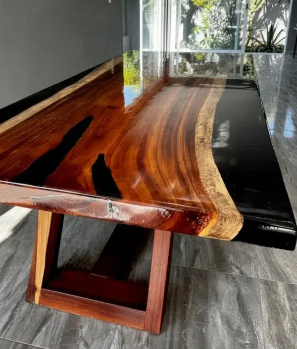 Mesa de madera maciza Tzalam con resina negra tipo río