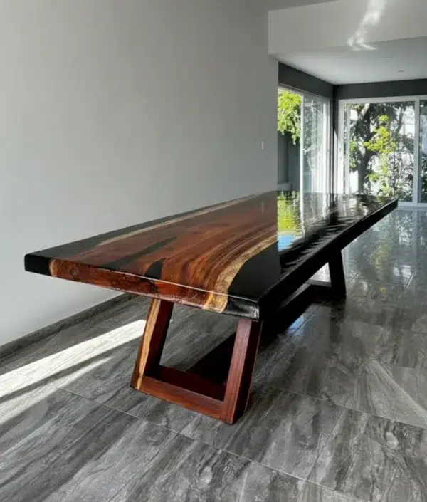 Mesa de madera maciza Tzalam con resina negra tipo río